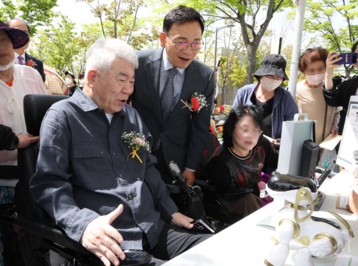 (사진2) 240418 장애인의 날 기념행사-스마트 홈케어 부스 (1).JPG