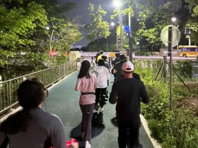 (사진1) 지난 4월 26일 금요일 저녁 건강뜀 프로젝트에 참여헤 양재천을 달리는 사람들.jpg