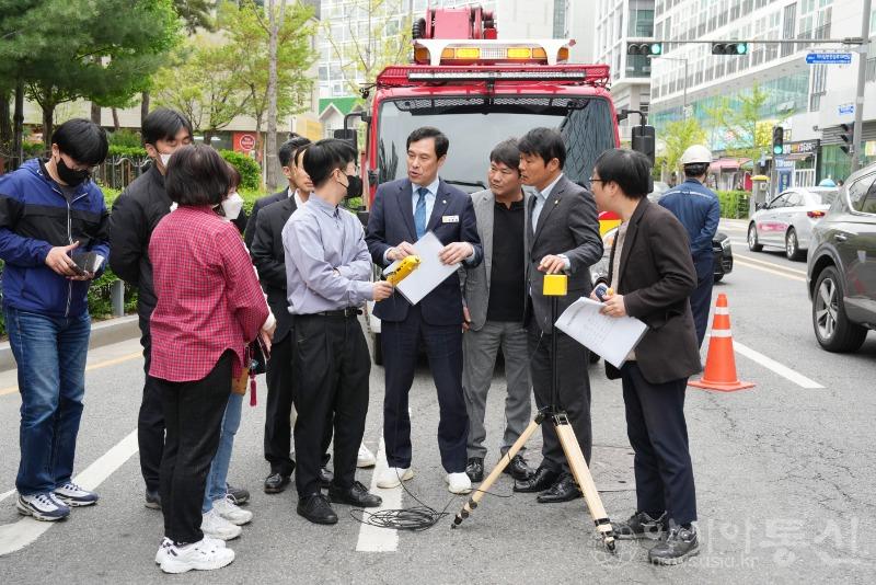 사본 -[사진자료] 하남시의회 4월 13일 한전 하남지사 전자파 측정 현장 참관(사진_하남시의회 제공).jpg