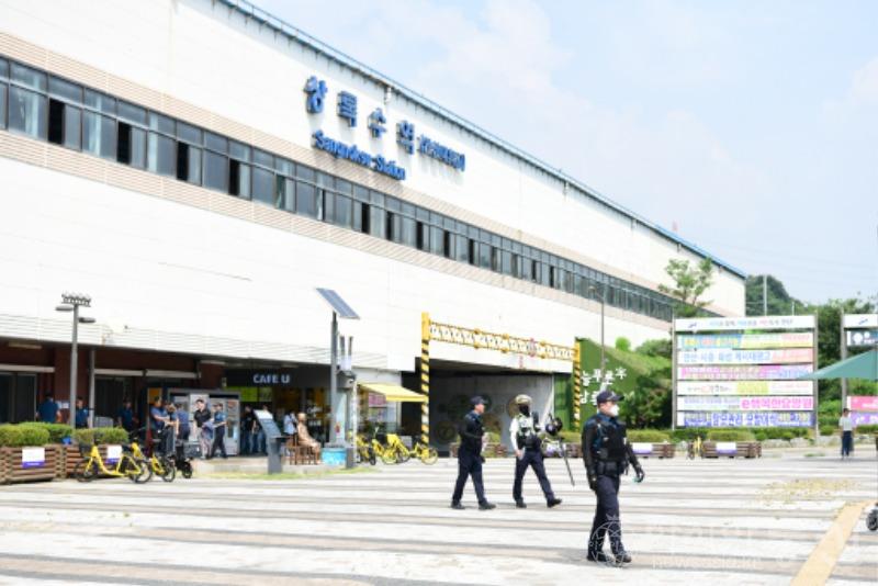 (사진1) 지난 6일 오후 안산 4호선 상록수역에서 묻지마 범죄를 예방하기 위한 경찰들의 특별치안 활동이 진행되고 있다. 안산시는 도시정보센터 내 폐쇄회로(CC)TV 영상을 공유하는 등 순찰 활동에 적극 공조키로 했다..jpg
