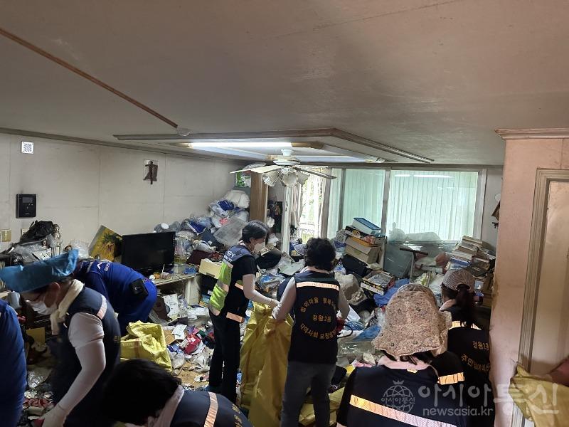 보도자료10 정왕2동, 저장강박 의심가구 주거환경개선 지원.JPG