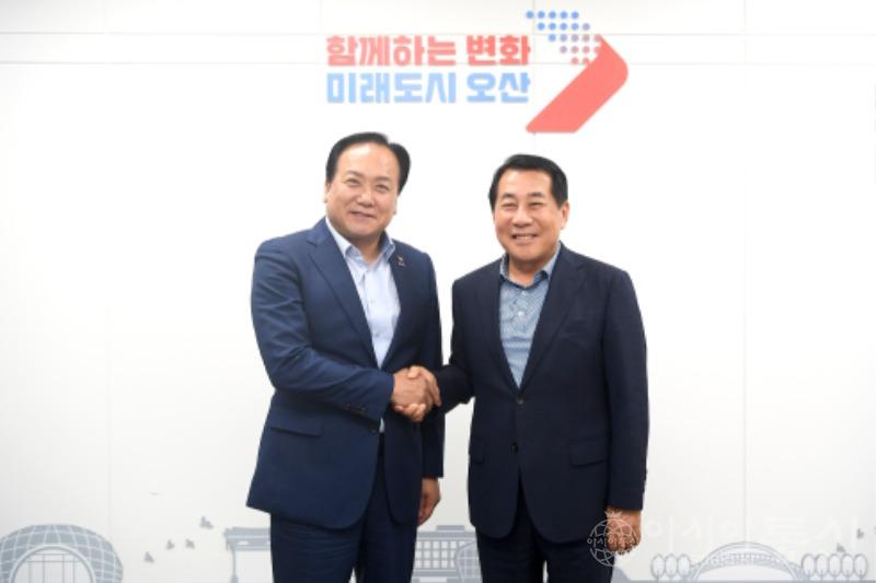 1-1 이권재 오산시장(좌), 지역경제 활성화 우수도시  벤치마킹 나선 양산시장(우) 접견.jpg