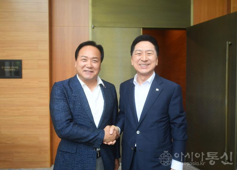 1-1 사진설명_이권재 오산시장과 김기현 당 대표.JPG