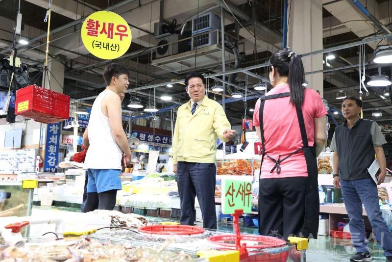 2_최대호 안양시장이 지난 5일 관내 농수산물도매시장을 방문해 상인 등의 애로사항을 청취하고 격려했다 (1).jpg