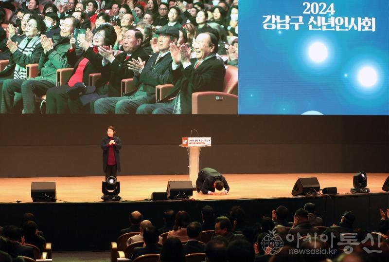 (사진1) 240109 강남구 신년인사회 _큰절하는 조성명 강남구청장.JPG