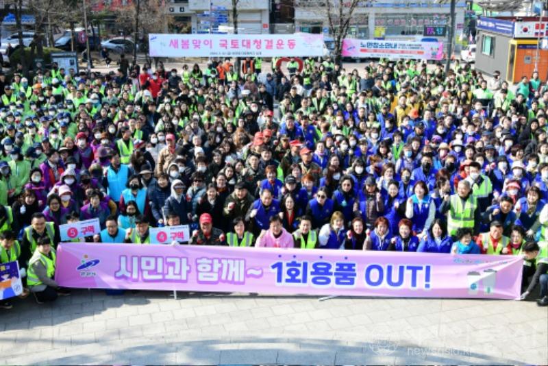 3.안산시“시민과 함께, 1회용품 OUT”… 친환경 실천 캠페인 전개(안산시는 지난 22일 단원구 원곡동 일원에서 생활 속 1회용품을 줄이기 위한 ‘시민과 함께, 1회용품 OUT’ 캠페인을 진행했다).jpg