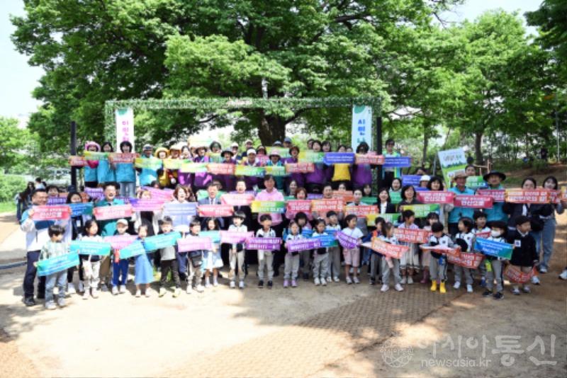 1.안산시, 식목일 기념 나무 심기 행사 개최… 이민청 유치 기원(1)(안산시는 지난 29일 상록구 이동 622번지 일원 동서화합의 숲길에서 식목일 기념 나무 심기 행사를 개최했다_참가자들이 400년 느티나무 보호수 아래서 안산시의 발전과 이민청 유치를 기원하는 퍼포먼스를 진행하고 있다 ).jpg
