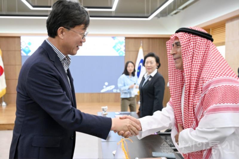 3.안산시 찾은 주한 이라크 공관장…“이민·다문화 정책지지”(3)(지난 29일 모하메드 무스타파 주마 알문타페키 주한 이라크 공관장과 무함마드 수바 칸 주한파키스탄 투자영사가 안산시청에 공식 방문했다).jpg