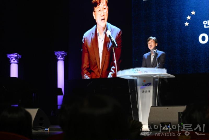 1.기업과 함께 새로운 도약… 안산시 첫‘기업인의 날’기념식 성료(4)(안산시는 지난달 30일 안산문화예술의전당에서 2천여 명의 시민과 기업인이 참석한 가운데 ‘제1회 안산시 기업인의 날’ 기념행사를 성황리에 개최했다).jpg