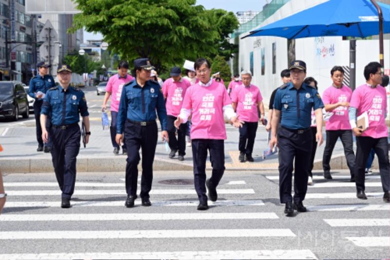 1.안산국제거리극축제 성공 개최 위해 안산형 시민안전모델 재가동(3)(안산시는 지난 1일 안산국제거리극축제 개최 전 안전사고를 방지하기 위한 사전 현장점검 차원에 ‘일사천리(一瀉千里) 민생안전회의’를 개최했다).jpg