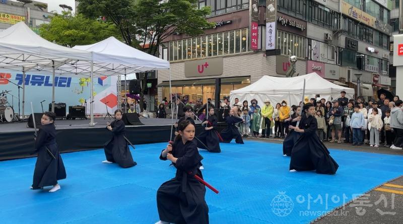 3.日 가와사키시 청소년 문화사절단 안산시 공식 방문… 거리극서 공연도(2)(日 가와사키 청소년 문화사절단은 제20회 안산국제거리극축제에서 일본 전통 검무를 선보였다).jpg