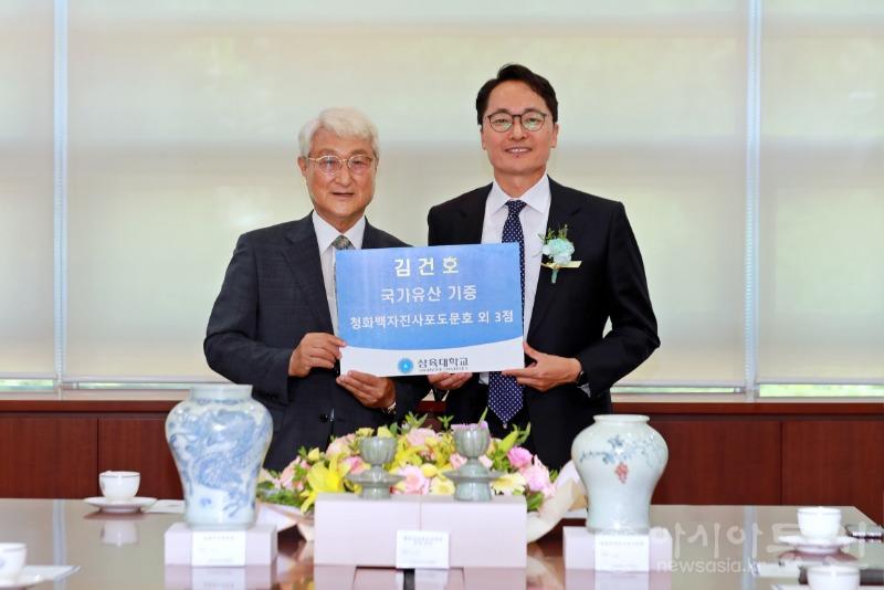 [사진1] 왼쪽부터 삼육대 박물관 김건호 명예관장, 삼육대 제해종 총장.JPG