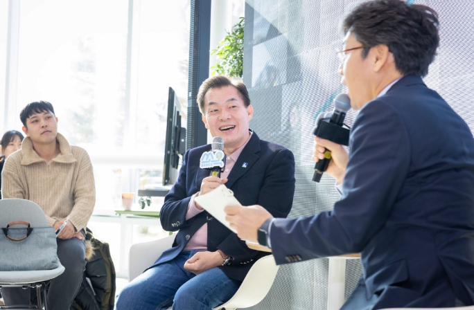 지난해 11월 열린 ‘1인 가구 정책 쇼케이스’에서 이재준 수원시장이 1인 가구와 대화하고 있다.