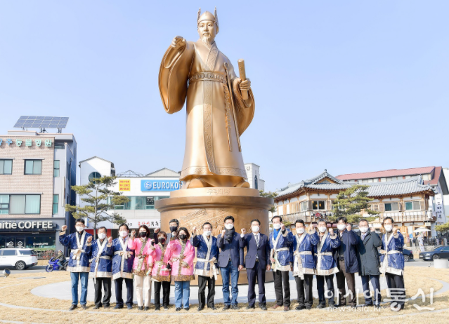 공주시, 무령왕 동상 회전식 주말 상설프로그램으로 자리매김