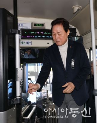 박완수 경남지사, 새해 시행 ‘경남패스’ 직접 시연