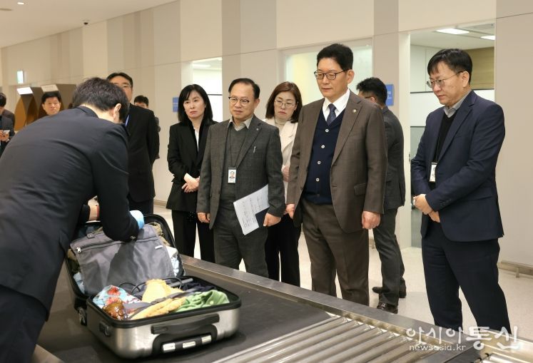 고광효 관세청장(오른쪽 두번째)이 6일 오전 인천국제공항 제1여객터미널을 찾아 여행자 통관현장을 점검하고 있다.<br>
<br>
