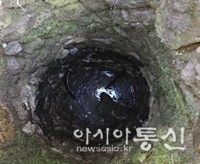 청곡사 사역으로 들어가는 옛길에서 발견된 우물. 조선시대 우물로 추측됨