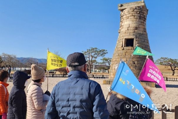 지난 11일과 14일 열린 ‘황촌 인문학 & 기적의 걷기 프로그램’에서 참가자들이 첨성대 일원을 걸으면서 장소의 역사적, 문학적 맥락에 대한 설명을 듣고 있다.
