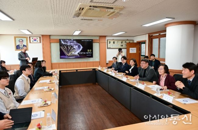 광운인공지능고 학생 학부모와 간담회 중인 최호정 의장