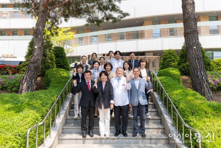 지난 28일 강남구립 행복요양병원을 현장방문한 강남구의회 경제도시위원회 위원들(첫 번째 줄 좌측에서 2번째 이도희 운영위원장, 두 번째 줄 우측에서 1번째 김광심 부위원장)