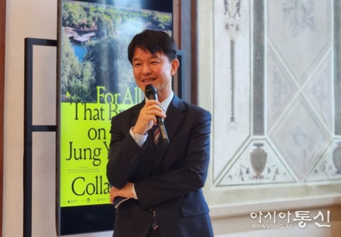 문화체육관광부 용호성 제1차관이 5월 7일(현지시각), ‘2024~2025 한국-이탈리아 상호 문화교류의 해’를 기념해 이탈리아에서 열린 국립현대미술관의 베니스 순회전 ‘이 땅에 숨 쉬는 모든 것을 위하여: 정영선과 협업자들’ 개막식에 참석해 축사를 하고 있다.