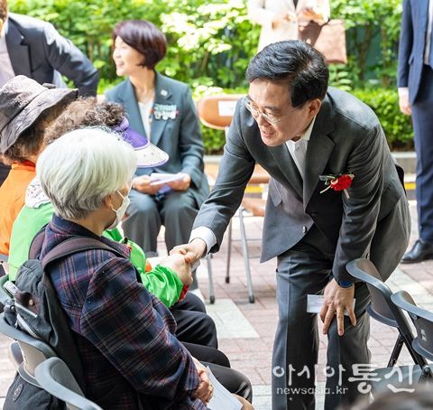 진교훈 서울 강서구청장(오른쪽)이 8일(목) ‘봉제산어르신복지센터 어버이날 경로행사‘에서 어르신께 인사드리고 있다.