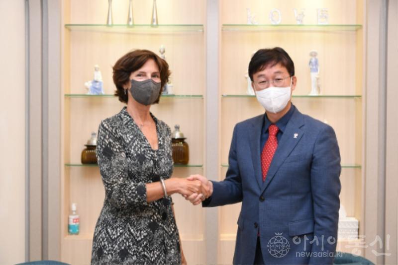 157.네덜란드 수소사절단, 수소사업 협력 위해 안산시 방문(3)(왼쪽부터 요아나 도너바르트 주한 네덜란드 대사, 이민근 안산시장).jpg
