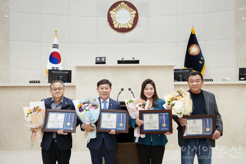 사본 -20221122 황재욱·신민석·김길수·박희정 의원, 제4회 (사)경기언론인협회 기초의원 부문 의정 대상 수상(2).jpg