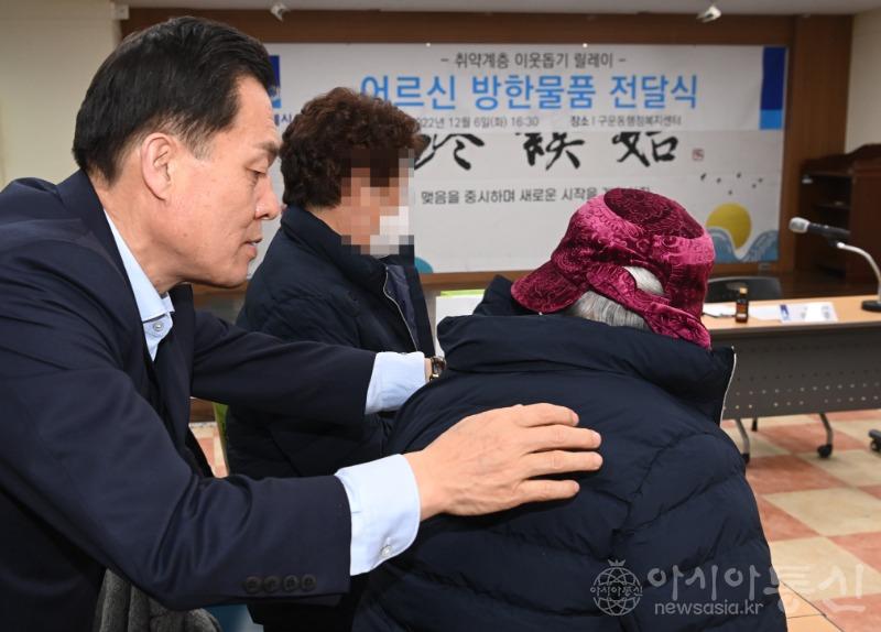 수원시,폐지 줍는 어르신들에게 방한물품 지원 1.jpg