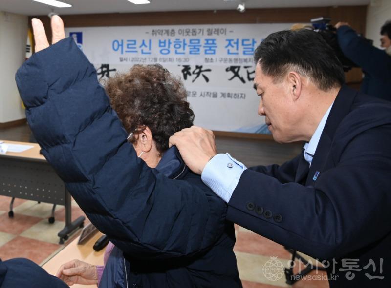 수원시,폐지 줍는 어르신들에게 방한물품 지원 2.jpg