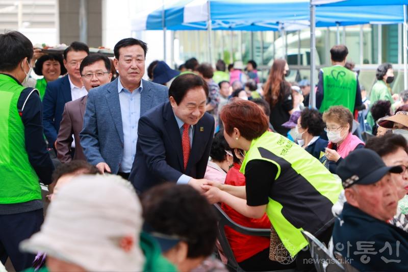 사본 -(0504)[다산1동]남양주시 다산1동 주민자치회, 지역 어르신 모시고 경로 효(孝) 잔치 열어(사진1).jpg