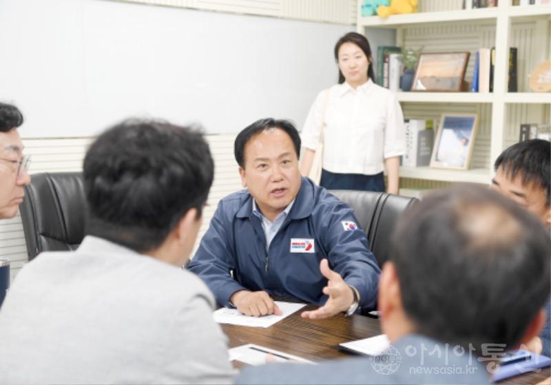 1-4 이권재 오산시장, 정명근 화성시장과 오산천 상류 오염수 유출문제 협의.JPG