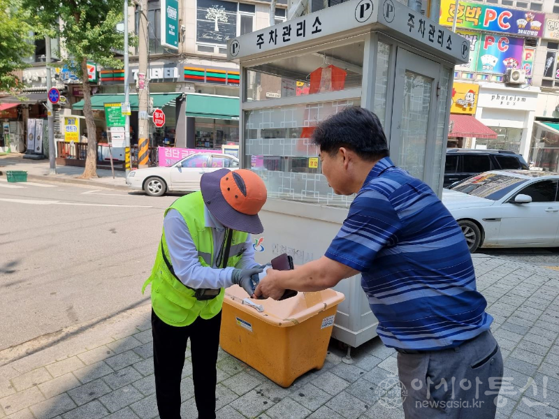 230807_주차_서구 공영주차장, 무더위 속 근로자 온열 질환 예방에 앞장서다!(사진) (1).png