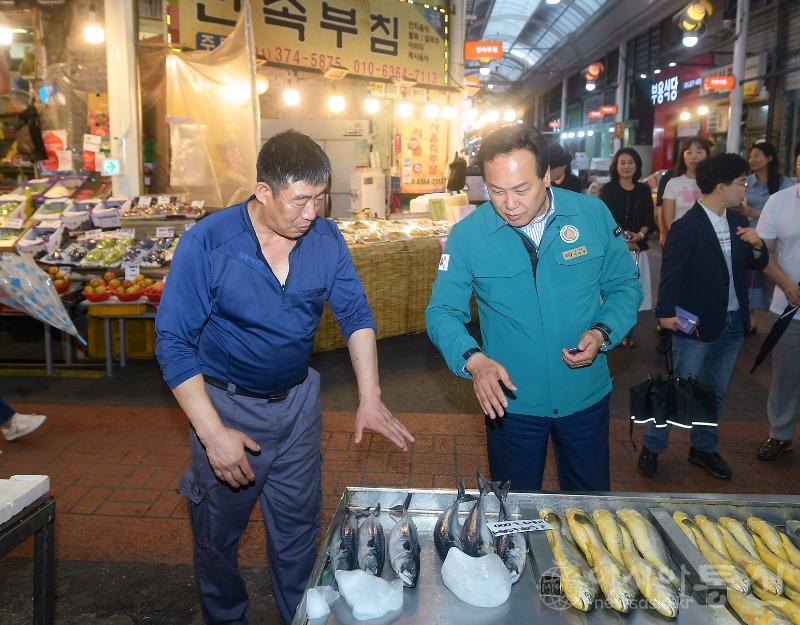 1-1 오색시장 찾아간 이권재 오산시장, 수산업 안전점검·수산물 구매 독려.jpg