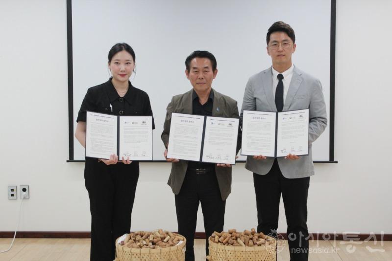 수원시,코르크 마개 재활용해 친환경 코르크 바닥재 산책로 조성한다.jpg