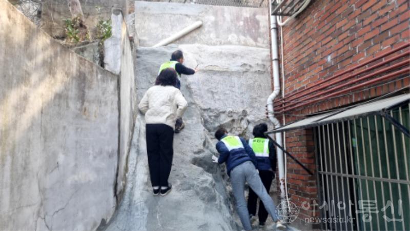 급경사지점검하는모습.jpg