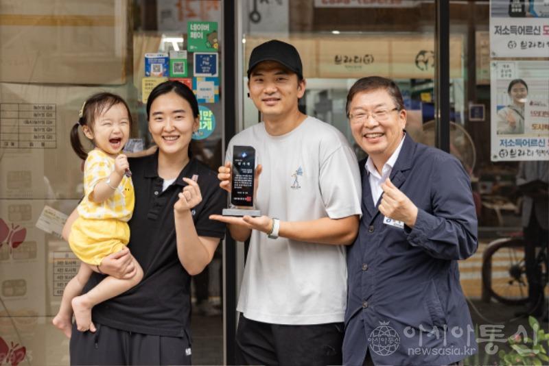윤남희씨가족과함께김경호광진구청장.jpg