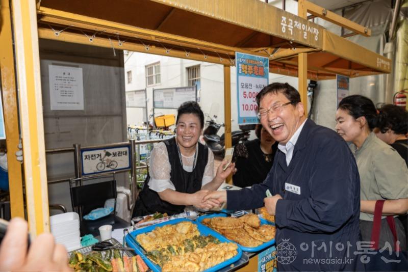 중곡제일골목시장에서상인과함께한김경호구청장.jpg