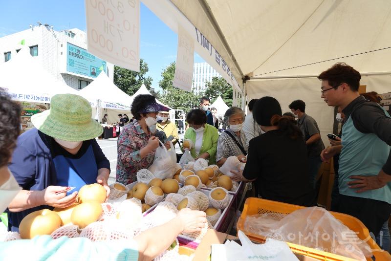 (사진1) 강남구 직거래 장터에서 배를 사는 사람들.JPG