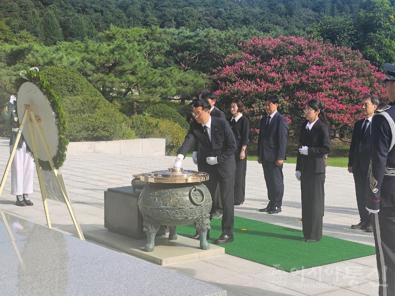 전종호 서울지방보훈청장(가운데)가 국립서울현충원 현충탑에서 분향하고 있다..jpeg