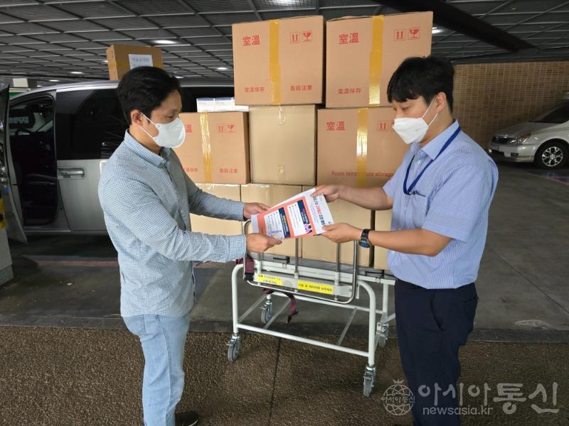 (사진1) 감염취약시설에 자가진단키트 등 물품 전달.jpg