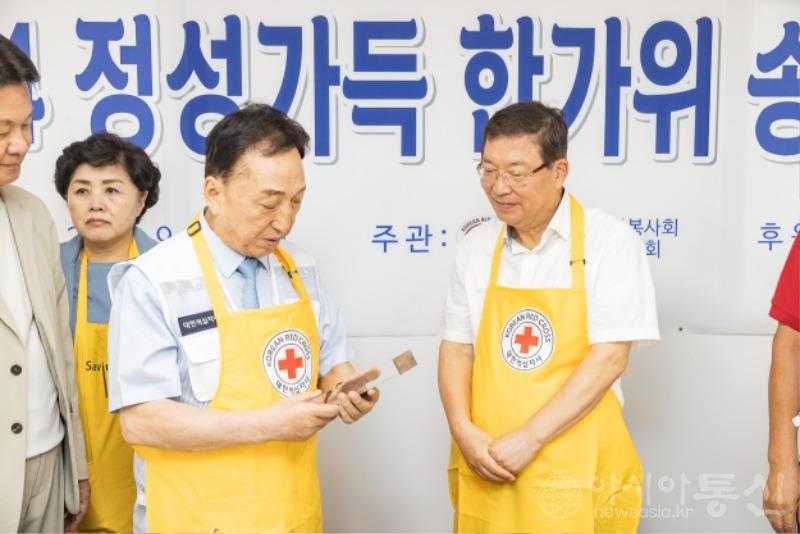감사패전달하는모습.jpg