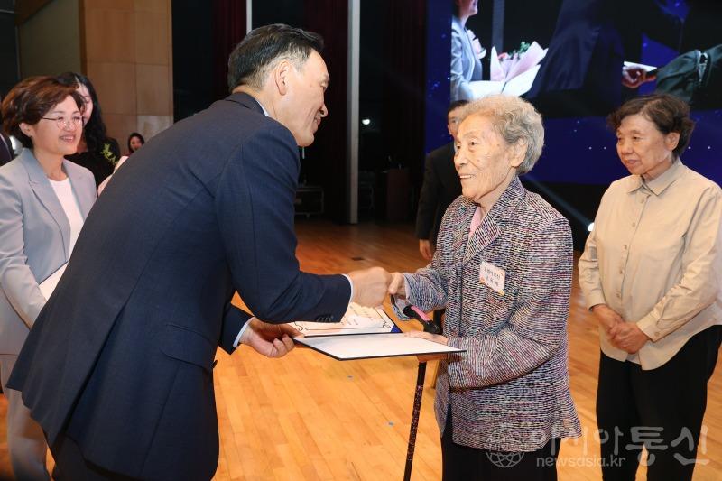(사진1) 지난해 9월 26일 열린 노인의 날 행사에서 표창장을 수여하는 조성명 강남구청장.JPG
