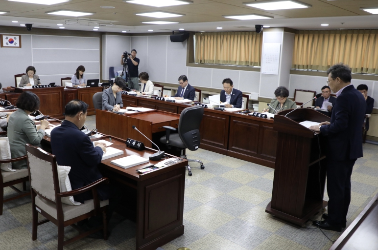 수원특례시의회 기획경제위원회, 조례안 등 안건심사