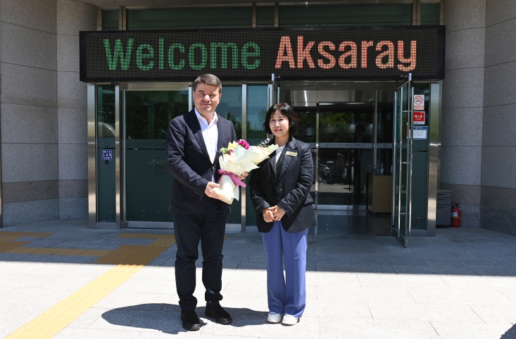 에브렌 딘체르 악사라이 시장을 환대하는 화성시의회 김경희 의장