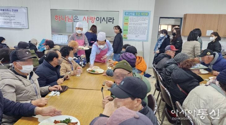 포항시 복지국 직원들이 18일 ‘만나의집’ 무료급식소에서 배식 봉사활동을 펼쳤다.