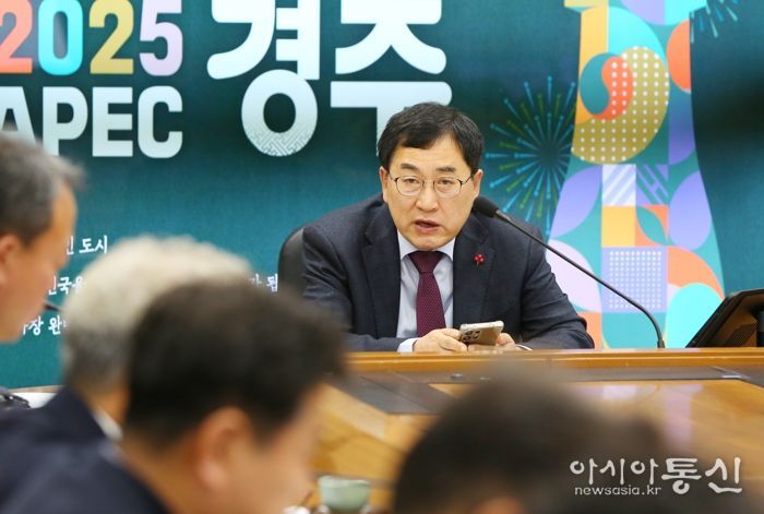 주낙영 시장이 23일 시청 영상회의실에서 국소본부장 회의를 주재하고 있다.