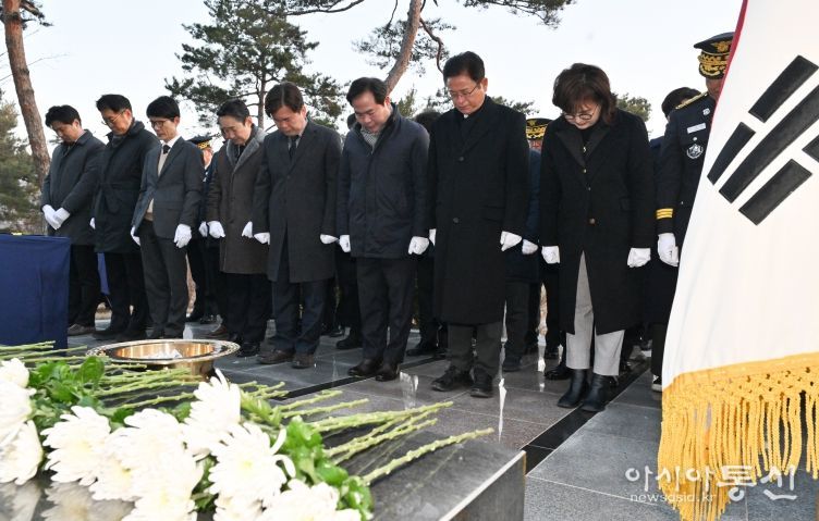 이철우 도지사, 도청 간부들과 순직공무원 추모비 참배