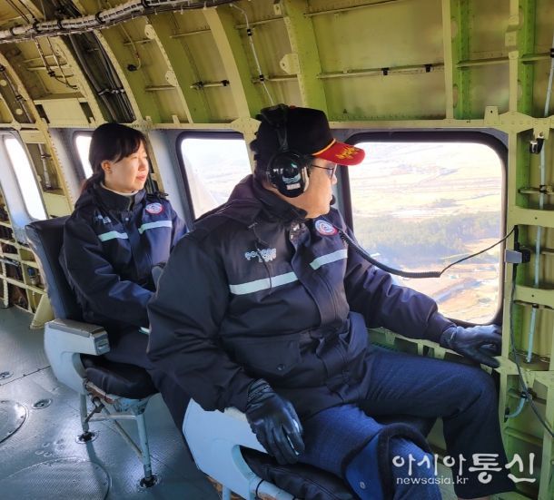 15일 산불 헬기 계도 비행을 실시하고 산불감시탑과 산불대응센터를 방문해 산불감시원 및 산불전문 예방진화대원들을 격려했다.