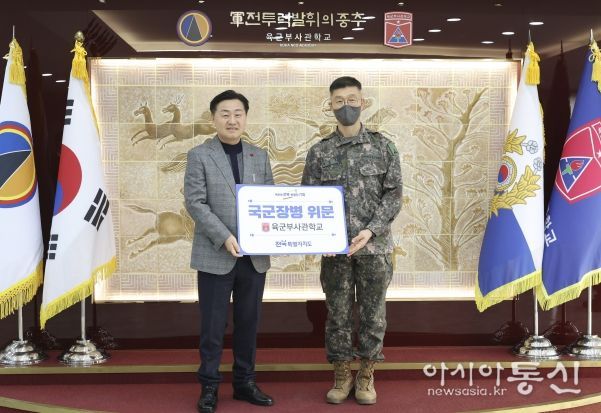 설명절을 앞둔 20일 김관영 전북특별자치도지사가 익산 육군부사관학교를 방문하여 김경중 학교장과 환담을 갖고 기념촬영을 하고 있다.